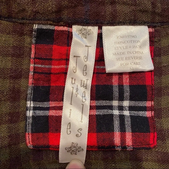 Julie Jewels - Button Down - Size M - Picture 3 of 4